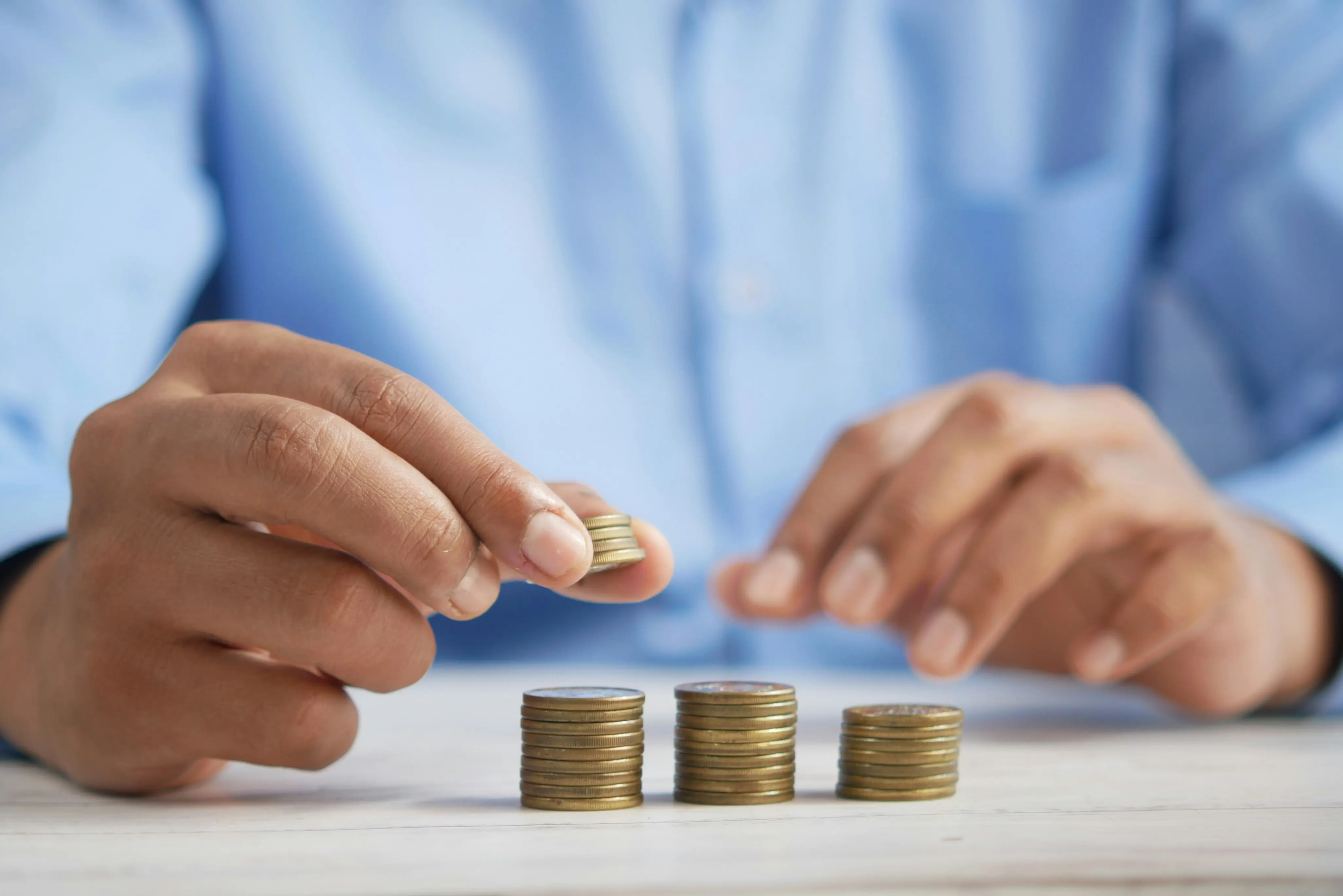 Come Trovare Azioni Sottovalutate: Una Guida Pratica al Value Investing How to find undervalued stocks — investor analysing financial statements to identify bargain opportunities
